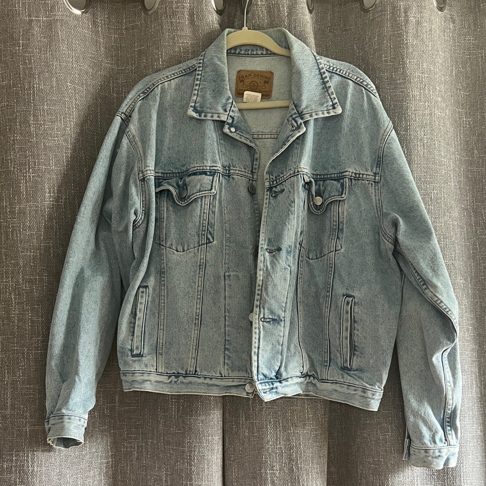 Vintage Gap classic light wash denim jacket - size Large - baggy 90’s fit